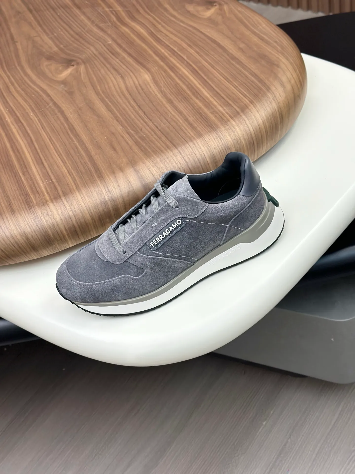 [Ferragamo] Top P: 820💰 Number of yards: 39~44 (38.45 custom-made, non-refundable) Top purchasing agent 🇮🇹 Ferragamo men's casual shoes series, the counter sells the original configuration at the same time, Italian imported cowhide fabric, high-quality splicing technology, imported water-dyed cow lining , Soles: Original foam soles are specially provided by the original factory, and the original factory follows the order. 🔍High quality can be entered and exited the counter at will. Welcome to compare and synchronize with the counter.